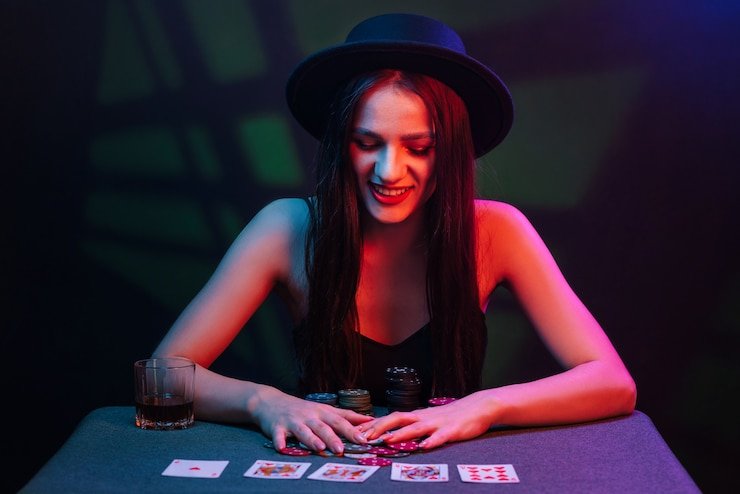 Gambar seorang pengguna melakukan transaksi perbankan via aplikasi mobile bank